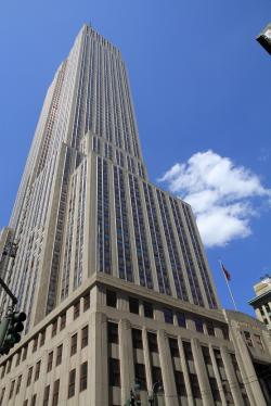 Ohromná budova Empire State Building je s celkovou výškou 443 metrů stále jednou z pěti nejvyšších budov ve Spojených státech. Při dopadu planetky Chicxulub bylo do vzduchu vyhozeno tolik prachových částic, že by vydaly svým objemem na 211 000 těchto mrakodrapů. Kredit: Ingfbruno, Wikipedie (CC BY-SA 3.0)