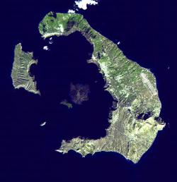 Trosky starověké Théry po ultimátní erupci. Kredit: NASA/Wikimedia Commons.