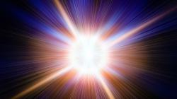 Velký třesk zobrazen v popularizačně-vulgárním (a samozřejmě naprosto špatném a nevýstižném) zjednodušení jako exploze. Zdroj: https://cdn.hswstatic.com/