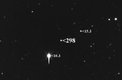 Čtyřminutová expozice asteroidu 298 Baptistina 24-palcovým dalekohledem. Při jasnosti patnácté magnitudy není objekt ani zdaleka pozorovatelný pouhým okem. Až do roku 2010 byl tento objekt považován za možný pozůstatek tělesa, z nějž vzešel i asteroid Chicxulub. Dnes již víme, že jím s největší pravděpodobností není. Kredit: Kevin Heider, Wikipedie