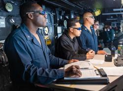 Posádka USS Portland sleduje test laseru. Kredit: US Navy.