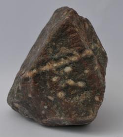 Souvek severské horniny stockholmského skvrnitého kvarcitu nalezený u Pochně (5,7 x 3,8 x 5,7 cm). Foto: F. Scholz, 2023.