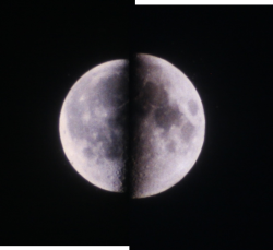 Téměř historické snímky Měsíce z roku 1985 porovnávají jeho zdánlivou velikost v apogeu (vlevo) a v perigeu (vpravo) Kredit: NASA (https://moon.nasa.gov/diy-moon-orbit/)