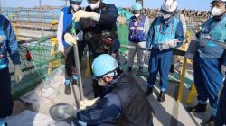 Pracovníci odebírají vzorky ředěné vody při druhé periodě vypouštění tritiové vody (zdroj TEPCO).