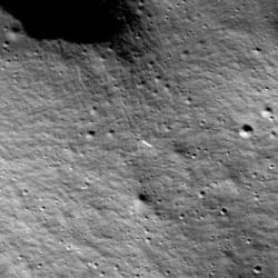 Místo přistání modulu Odysseus našla i měsíční družice LRO, ukázáno bílou šipkou (zdroj NASA).