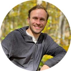 Vlevo silovoň hned po zásahu bleskem, vpravo stejný strom o dva roky později. Kredit: Evan Gora.