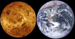 Venuše ve velikostním porovnání se Zemí. Snímek Země je z dílny posádky lodi Apollo 17. Kredit: NASA.