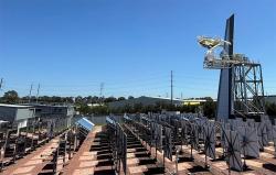 První australský „beam-down“ solární reaktor. Kredit: CSIRO.