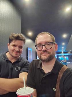 S Michalem se známe už od roku 2007, kdy jsme byli oba ještě mladí „dinosauří entuziasté“, kterými jsme ostatně doteď (jen už jsme trochu méně mladí). Nicméně snímek Jurský svět: Znovuzrození jsme si nenechali ujít a nelitovali jsme toho. Kredit: Michal Matějka, 11. 7. 2025. S Michalem se známe už od roku 2007, kdy jsme byli oba ještě mladí „dinosauří entuziasté“, kterými jsme ostatně doteď (jen už jsme trochu méně mladí). Nicméně snímek Jurský svět: Znovuzrození jsme si nenechali ujít a nelitovali jsme toho. Kredit: Michal Matějka, 11. 7. 2025.