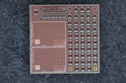 Mikročip s mikroboty. Kredit: Maya Lassiter, University of Pennsylvania.