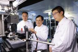 Profesor Qionghai Dai (uprostřed) se svým týmem. Kredit: Tsinghua University. Profesor Qionghai Dai (uprostřed) se svým týmem. Kredit: Tsinghua University.