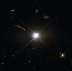 Kvasar 3C 273 na snímku Hubbleova dalekohledu. Zdroj: https://upload.wikimedia.org/. Kredit: Hubble ESA. CC BY 2.0