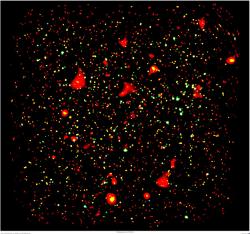 Na obrázku jsou jako malé bodové zdorje asi dva tisíce supermasivních aktivních černých děr. Mimo to je tu více než sto galaktických kup, které vypadají jako větší fleky hlavně červené a žluté barvy.