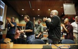 Malá úterní oslava (7.7.) členů týmu New Horizons. Chvilka zábavy a uvolnění mezi  pracovními povinnostmi. Letová kontrola potvrdila fázi blízkého průletu sedm dní před  největším přiblížením.  Kredit: NASA/NewHorizon