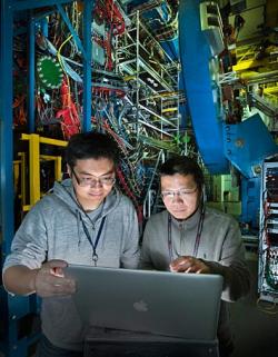 Aihong Tang vpravo. Kredit: Brookhaven National Laboratory.