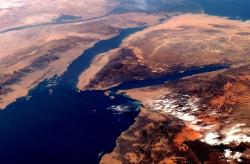 Magická krajina v okolí Akabského zálivu (vpravo). Kredit: NASA, Wikimedia Commons.