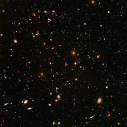 HUDF (Hubble Ultra Deep Field) umožňuje studovat i ty nejvzdálenější galaxie s maximálním rudým posuvem a dovolují studovat evoluci a velkorozměrovou strukturu vesmíru (zdroj NASA).