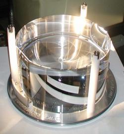 Jedno ze zrcadel o hmotnosti 40 kg pro odraz laserového svazku na koncích tunelů. Kredit: Caltech/MIT/LIGO Lab