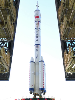 Božského draka vynáší raketa Dlouhý pochod 2F. Kredit: 	China News Service, Wikimedia Commons, CC BY-SA 4.0.