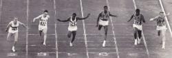 Snímek z tzv. fotofiniše ve finále běhu na 100 metrů na Olympijských hrách v Římě roku 1960. Stříbrný finalista David W. Sime je zde zcela vpravo. Právě v tomto běhu údajně dosáhl tehdy rekordní rychlosti 41,04 km/h. Kredit: Wikipedie (volné dílo)