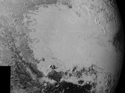 Mozaika vytvořená ze snímků s vysokým rozlišením. Fotky dorazily na zemi mezi 5. a 7. zářím. Snímku dominuje ledová pláň neoficiálně nazvaná Sputnik Planum, ale vidíme tu i široké spektrum terénů, které tuto pláň obklopují. Nejmenší viditelné objekty mají velikost zhruba 800 metrů, přičemž mozaika pokrývá oblast širokou zhruba 1600 km. Snímky pořídila sonda New Horizons ze vzdálenosti 80 000 kilometrů.  Zdroj: https://www.nasa.gov/