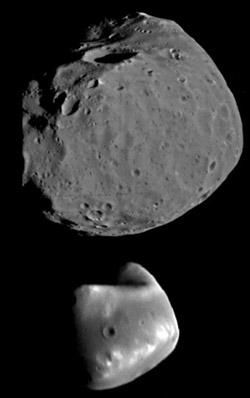 Nahoře Phobos, dole Deimos. Kredit: NASA.