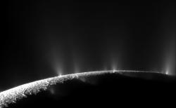 Mozaika dvou snímků ukazuje gejzíry Enceladu zachycené sondou Cassini.
Zdroj: NASA/JPL/Space Science Institute