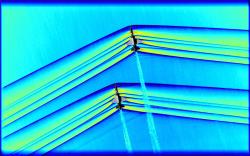 Rázové vlny dvojice tryskáčů Schlierenovou optikou. Kredit: NASA.