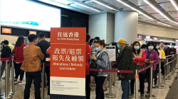 Lidé v Hong Kongu vracejí lístky na vysokorychlostní vlaky do pevninské Číny. Kredit: Voice of America / Wikipedia Commons.