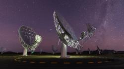 Soustava radioteleskopů MeerKAT. Kredit: South African Radio Astronomy Observatory (SARAO).