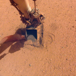 Snaha o zavrtání tepelné sondy modulu InSight do dostatečné hloubky se sice nezdařila, ale snaha přinesla řadu důležitých informací o vlastnostech materiálů na povrchu Marsu (zdroj NASA).
