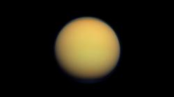 Snímek Titanu pořízený sondou Cassini (zdroj NASA).