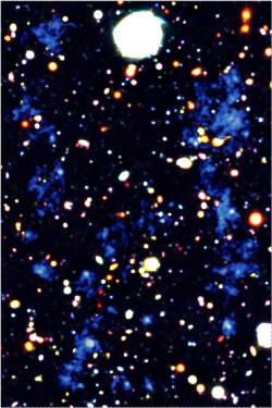 Oblast protokupy SSA22, jak ji vidí optický teleskop Subaru. Na snímku jsou patrné i galaxie, které do protokupy nepatří. Kredit: Hideki Umehata