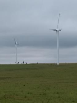 Větrné elektrárny v horách na severozápadní hranici Česka (foto Vladimír Wagner).