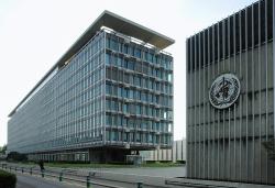 Severní a západní strana sídla Světové zdravotnické organizace v Ženevě. Komplex navrhl švýcařský architekt Jean Tschumi. Kredit: Yann Forget, Wikimedia Commons ,  CC-BY-SA