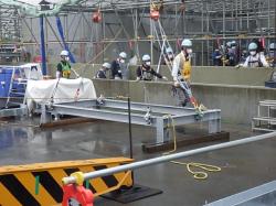 Zahájení prací na instalaci potrubí zařízení pro vypouštění vody s tritiem do oceánu (zdroj TEPCO).