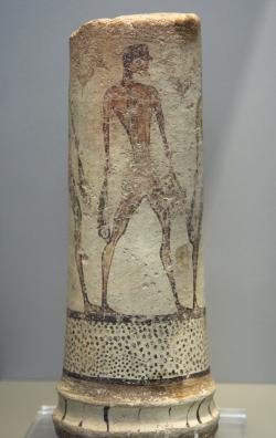 Za porovnání stojí i tzv. Rybář z Mélu , namalovaný na malém sloupku mnohem primitivněji. Pochází z Fylakopi na ostrově Mélu (Milosu), z raného 16. století před n. l., vystavuje jej Národní archeologické muzeum v Athénách, N 5782. Kredit: Zde, Wikimedia Commons. Licence CC 4.0.