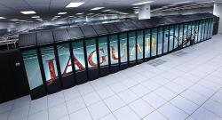 Superpočítač ORNL Jaguar v roce 2009, kdy měl 224 000 procesorových jader a celkově přes 360 TB kombinované lokální paměti. (zdroj ORNL).
