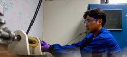 Doktorand Jianlin Li při přípravě křemíkových nanodrátků o průměru menším než 5 miliontin milimetru a délky až desetinu milimetru. Měly by způsobit malou revoluci v mikroelektronice, umožnit levné vylepšení solárních panelů i dobíjecích baterií. Kredit: Matthew Modoono/Northeastern University