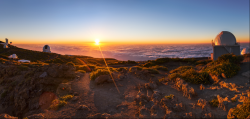 Na Kanárských ostrovech, na ostrove La Palma byl ve výšce 2400 m.n.m. postaven jeden z největších zrcadlových teleskopů na světě Gran Telescopio Canarias (GTC). Je součástí rozsáhlejší observatoře Roque de los Muchachos. Kredit: Instituto de Astrofísica de Canarias