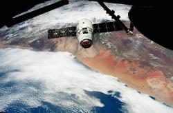 Kosmická loď Dragon parkuje u ISS během letu CRS-14. Kredit: NASA / Ricky Arnold.