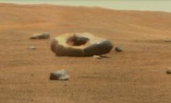 Před několika dny zachytila Persyho kamera SuperCam skálu ve tvaru koblihy. Kredit: NASA/JPL (https://www.jpl.nasa.gov/images/pia25916-perseverance-discovers-a-doughnut-shaped-rock)