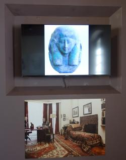 Ukázka z filmu Jane McAdam Freud, v němž se nad obrazem Freudovy pracovny prolínají  předměty z Freudovy antické sbírky se sochami autorky. Foto: A. Uhlíř, 2022.