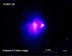 Kupa galaxií Kulka - 1E 0657-558 v rentgenovském oboru získána družicí Chandra (zdroj Chandra). (Zdroj NASA)
