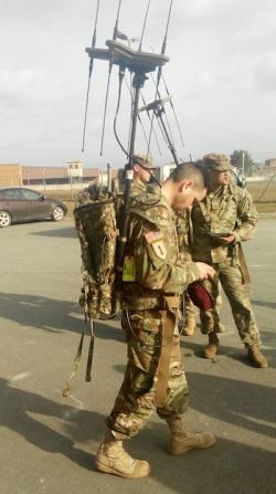 Dragouni 2. jezdeckého pluku trénují s elektronickými zbraněmi. Kredit: US Army.