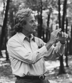 Richard Feynman (1984). Kredit: Tamiko Thiel, Wikimedia Commons, CC BY-SA 4.0. Richard Feynman (1984). Kredit: Tamiko Thiel, Wikimedia Commons, CC BY-SA 4.0.