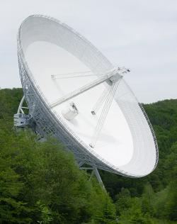 Radiotelescopio Eiffelsberg de 100 m.  Crédito: Dr. Sharch / Wikimedia Commons.
