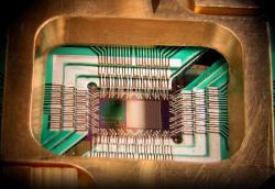 Kvantový čip založený na supravodivosti. Kredit: D-Wave Systems, Inc.