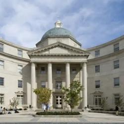 Lékařská fakulta Yale University - mateřské pracoviště. Martin D. Slade, se rovněž řadí k prestižním institucím. Kredit: Yale.