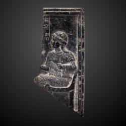 Fragment reliéfu bohyně Ninsun, matky Gilgameše vyrytý do mastku. Paříž, Louvre. Kredit: Ráma, et al., Wikipedia, CC BY-SA 3.0.